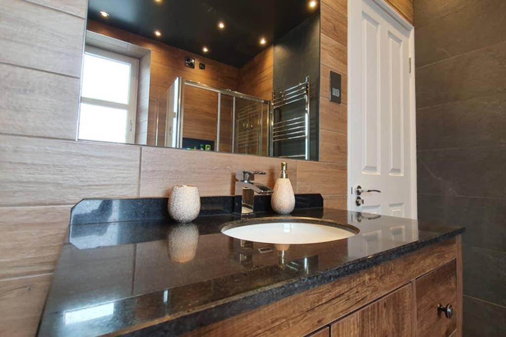 Smart & Stylish Holiday Apartment In The City Centre إينفيرنيس المظهر الخارجي الصورة